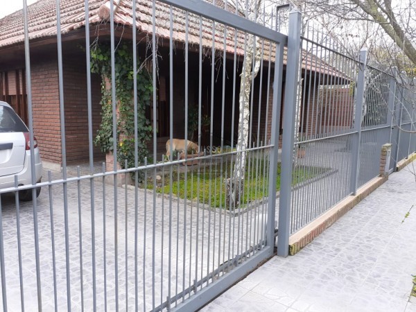 CASA 5 AMBIENTES CON PARQUE Y QUINCHO - BARRIO JARDIN PERALTA RAMOS-APTA CREDITO