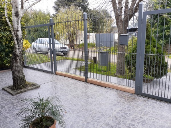 CASA 5 AMBIENTES CON PARQUE Y QUINCHO - BARRIO JARDIN PERALTA RAMOS-APTA CREDITO