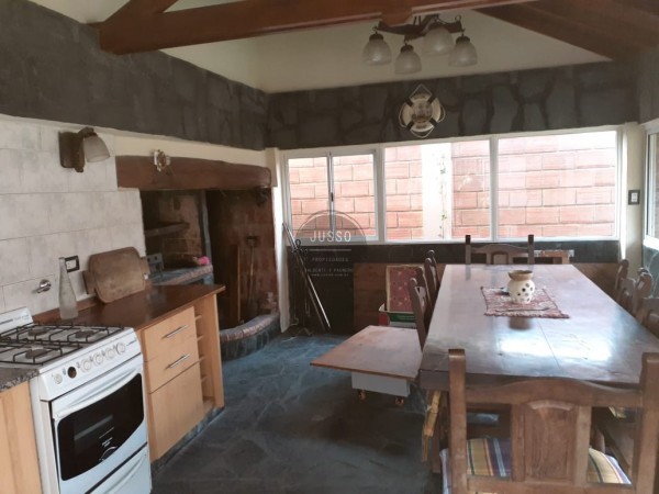 CASA 5 AMBIENTES CON PARQUE Y QUINCHO - BARRIO JARDIN PERALTA RAMOS-APTA CREDITO