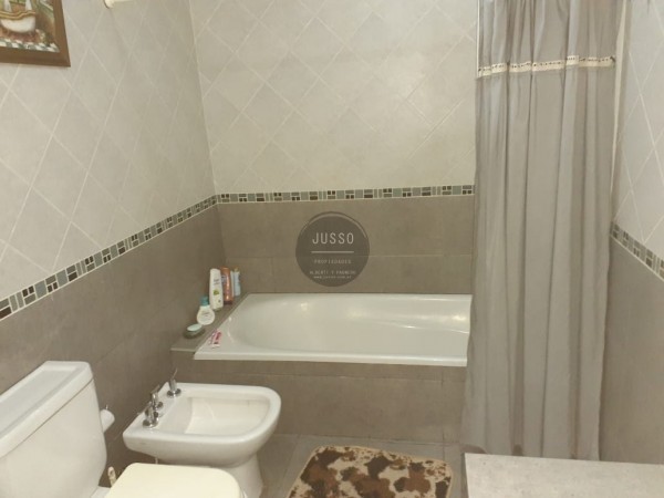 CASA 5 AMBIENTES CON PARQUE Y QUINCHO - BARRIO JARDIN PERALTA RAMOS-APTA CREDITO