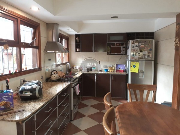 CASA 5 AMBIENTES CON PARQUE Y QUINCHO - BARRIO JARDIN PERALTA RAMOS-APTA CREDITO