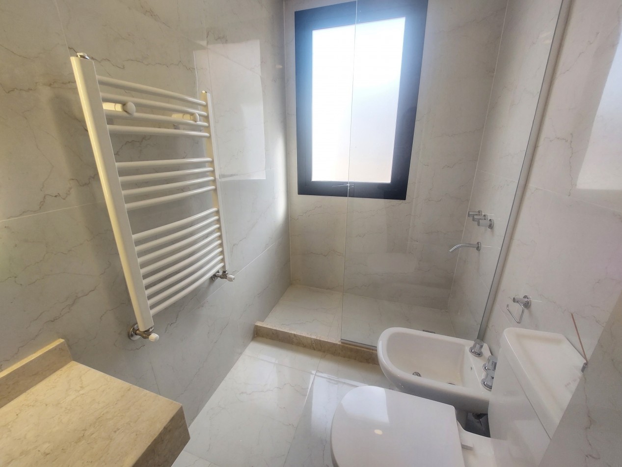 Dos ambientes con balcon al frente, toilette y Dormitorio en suite.