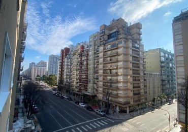 Departamento 3 ambientes con balcon frances  sobre avenida Colon
