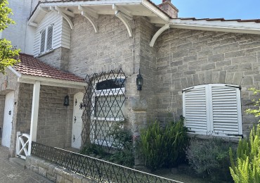 CASA 6 AMBIENTES CON DEPENDENCIA PARQUE ZONA PLAYA VARESE