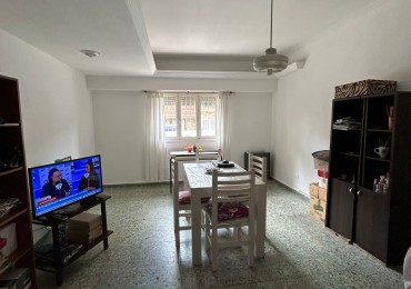 DEPARTAMENTO DOS AMBIENTES A LA CALLE CON PATIO .