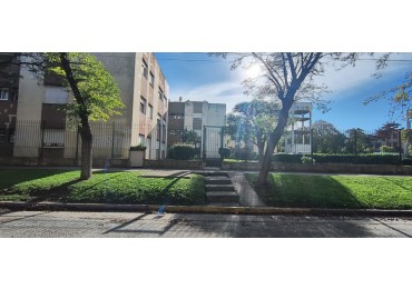 Venta Departamento tres ambientes con cochera descubierta