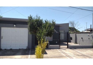 CASA 4 AMBIENTES CON DEPENDENCIA DE SERVICIO Y COCHERA DOBLE . APTA CREDITO MIRAMAR