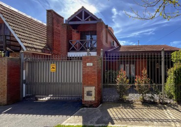 Venta casa 4 ambientes, con piscina y parque, los pinares