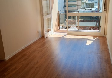 VENTA DEPARTAMENTO 2 AMBIENTES + DEPENDENCIA CON BALCON A LA CALLE ZONA CENTRO